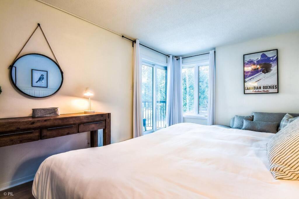 Chic Mt-Tremblant Condo With View On The Lake By Denstays 蒙特朗布朗 外观 照片