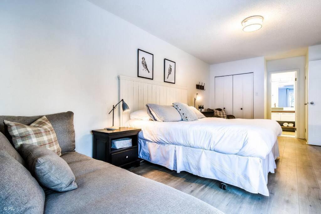 Chic Mt-Tremblant Condo With View On The Lake By Denstays 蒙特朗布朗 外观 照片